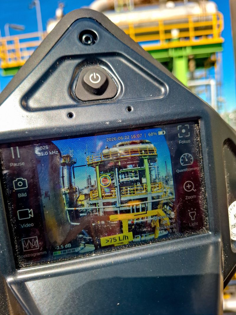 Ultrasonic camera display with leak overlay at a refinery plant, reading over 75 l/h