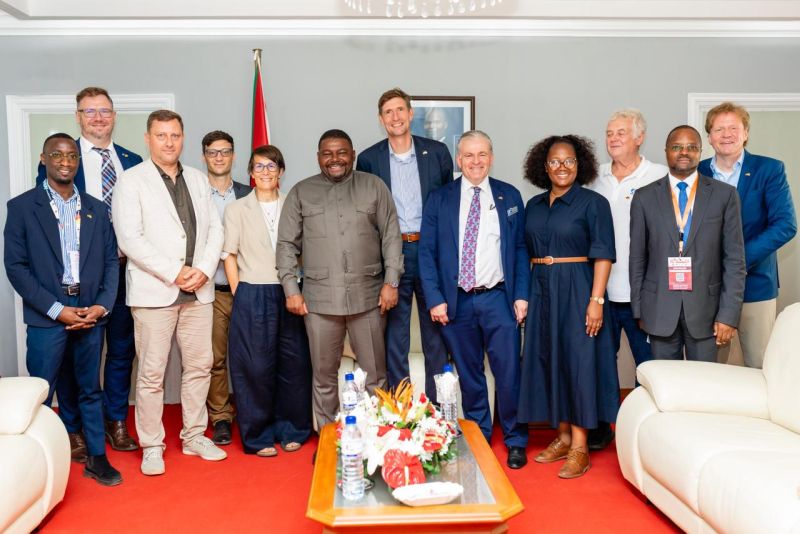 Group photo of the Chemnitz Chamber of Commerce business delegation with hosts in Mozambique