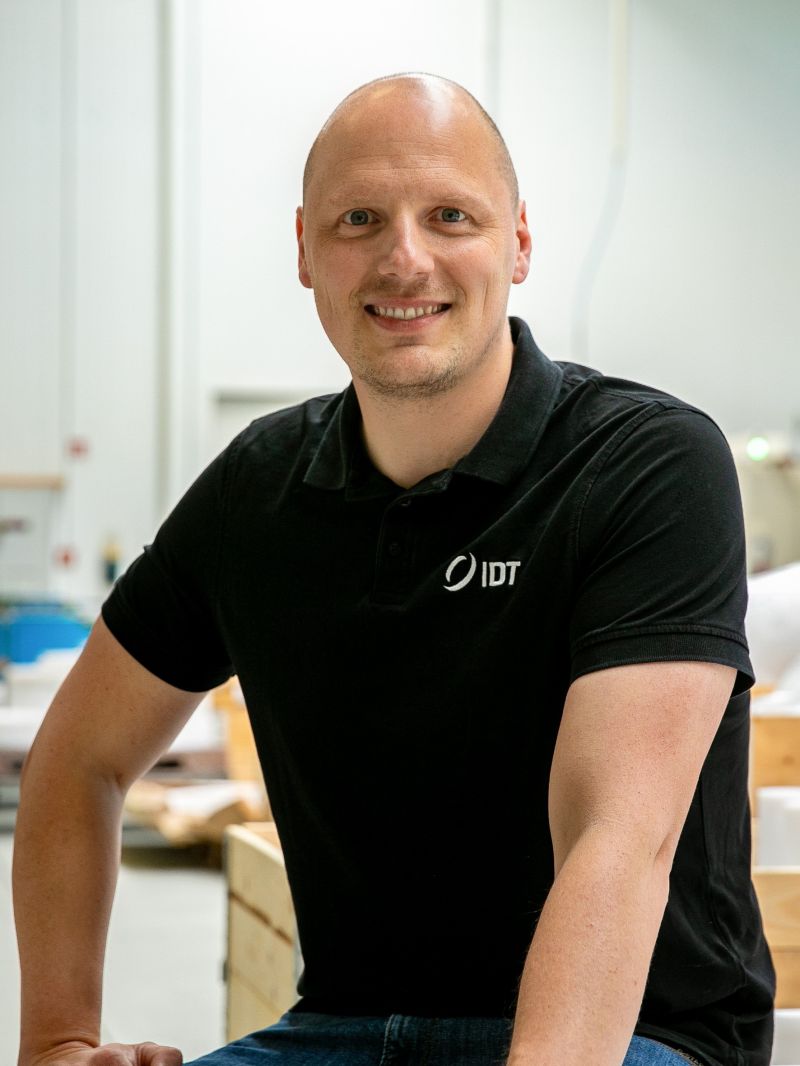 Philipp Leiding, Head of Sales DACH at IDT, in the production hall.